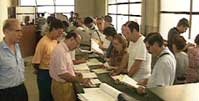 Un gruppo di persone in un ufficio pubblico