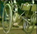 Le ruote di una carrozzella per disabili motori