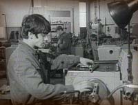 Un giovane operaio intento al proprio lavoro