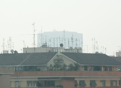 [Foto: Il palazzo della civilt italiana dell'EUR, fotografato da casa mia e coperto da una nebbia lattiginosa di smog]