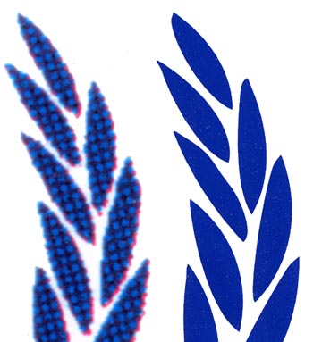 [Confronto tra la stampa di un particolare ingrandito del marchio bitmap (a sinistra) e la stampa del medesimo particolare ingrandito del marchio vettoriale]