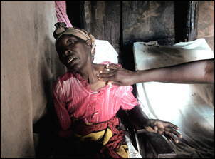 Una malata di Aids in una bidonville di Nairobi (Kenya).