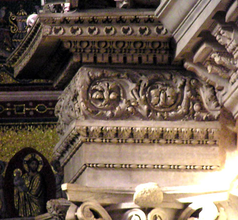 Fregio-architrave con fregio convesso, da Roma, reimpiegato in S.Maria in Trastevere