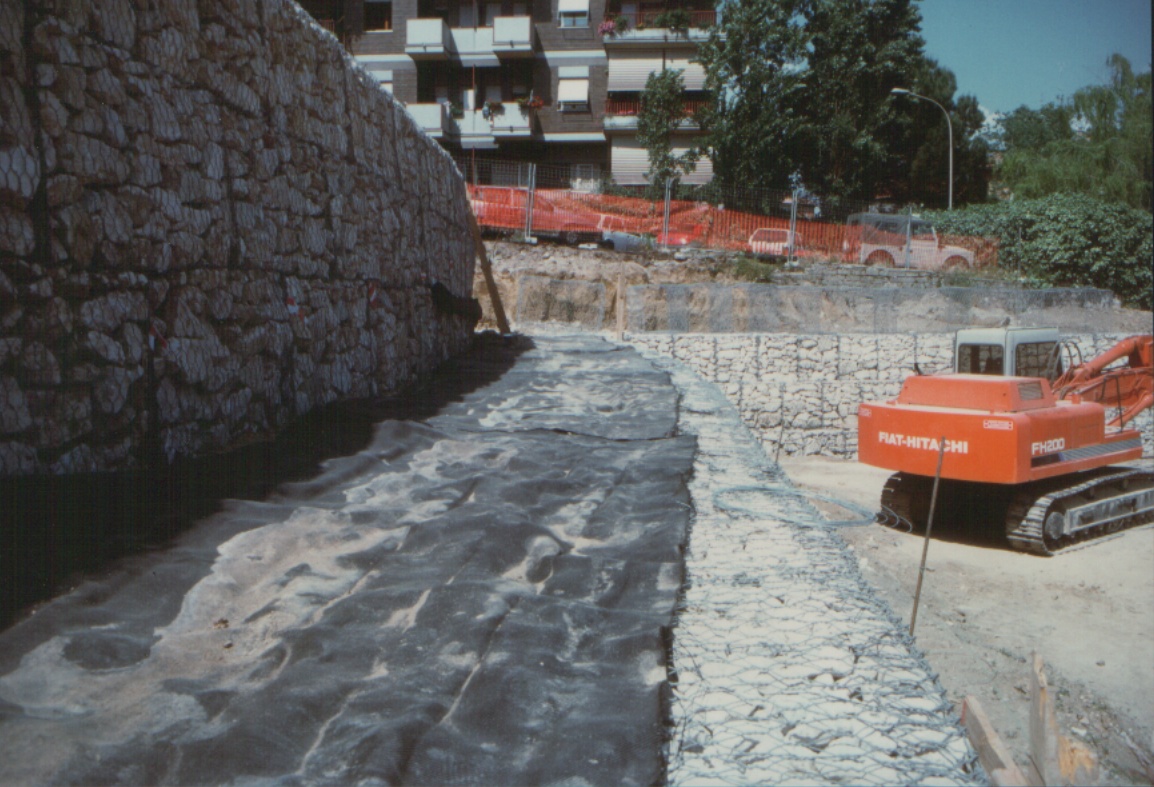 costruzione di gabbioni e geotessili per il parco di Via Chiala Roma (100 piazze)