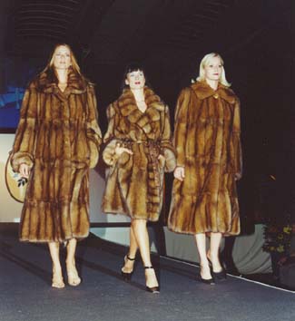 SFILATA DI PELLICCERIA CLASSICA IN OCCASIONE DI "TRIVERO IN FESTA 2000"