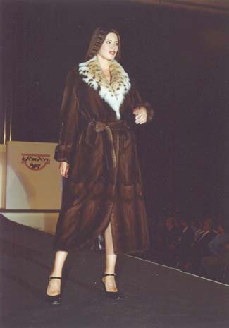 ESEMPIO DI VISONE CON COLLO BORDATO