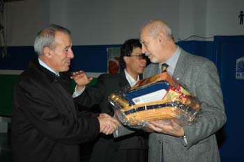 Christmas Party 2005
Il Vice Presidente Prof. Vito Lamberto augura buone Feste al Geom.Rosario Perri.