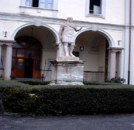 Scuola Militare Teulie'-la statua di Giulio Cesare