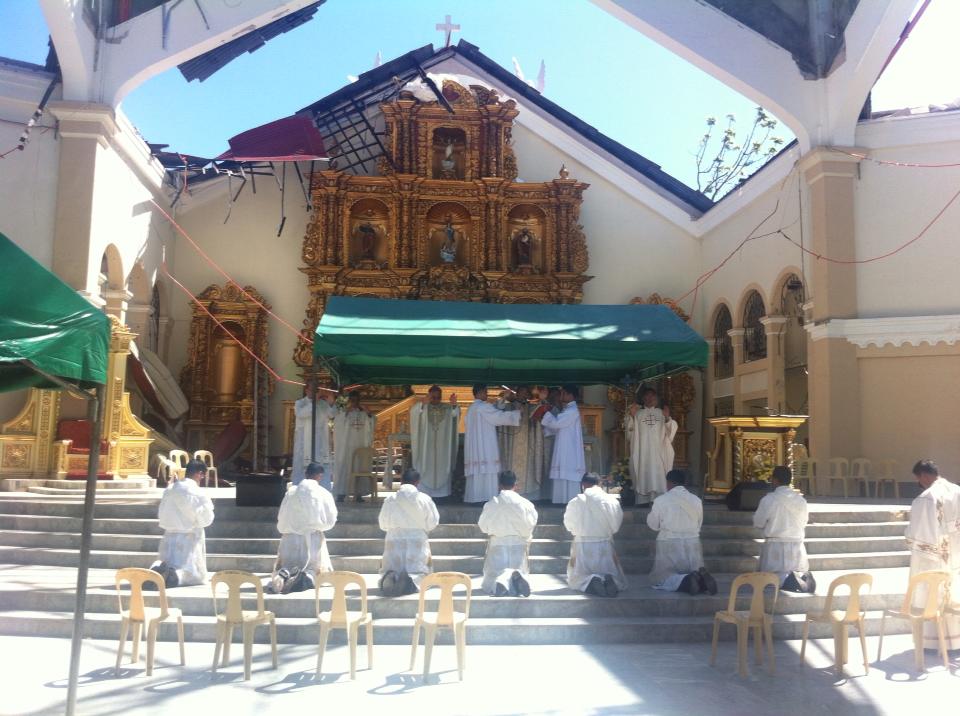 Ordinazione nelle Filippine, a cielo aperto : Sedes Sapientiae