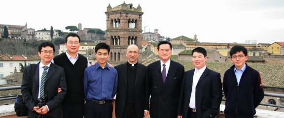 ambascaitore di Taiwan con rettore e alcuni seminaristi
