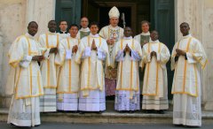 i nuovi diaconi con il vescovo dopo la ordinazione davanti alla porte della chiesa