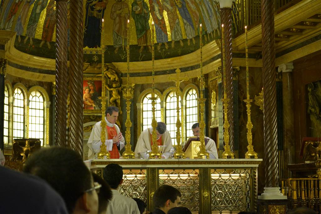 Messa sull'altare dove riposa San Josemara : Sedes Sapientiae