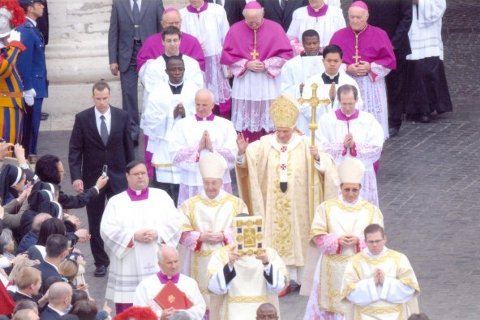 la processione con il Papa nella santa messa
